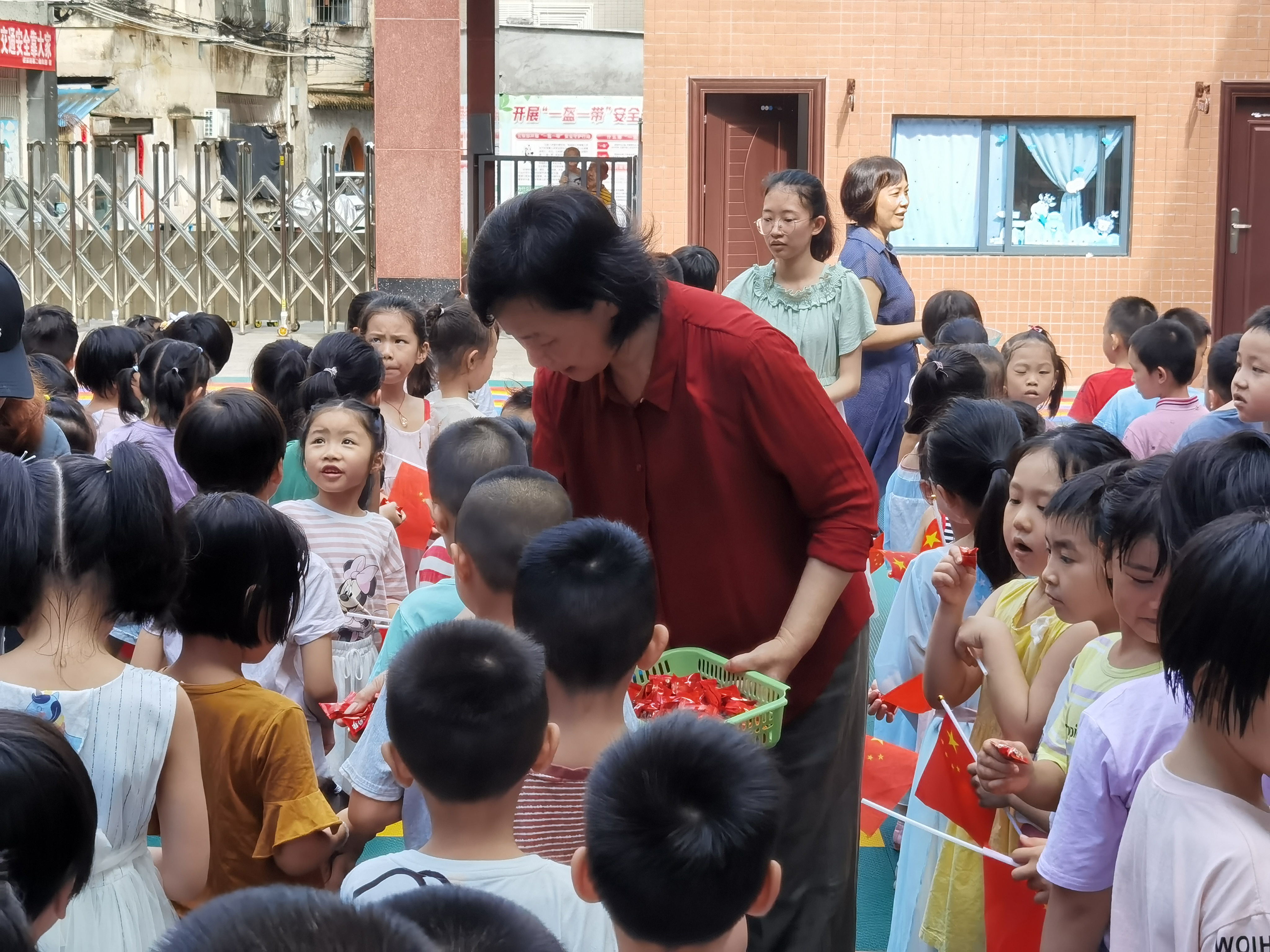 卜小明給二幼的孩子們送上糖果餅干2.jpg