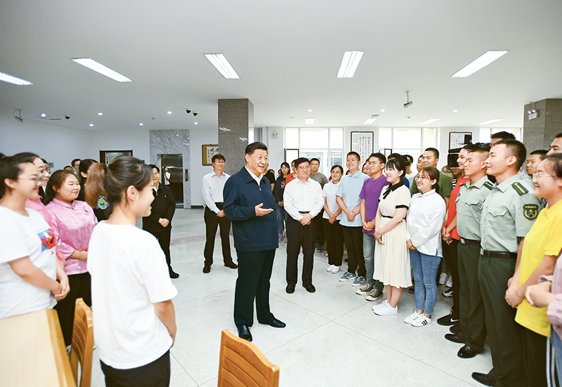 2019年7月15日至16日，中共中央總書記、國家主席、中央軍委主席習(xí)近平在內(nèi)蒙古考察并指導(dǎo)開展“不忘初心、牢記使命”主題教育。這是16日上午，習(xí)近平在內(nèi)蒙古大學(xué)圖書館同學(xué)生們親切交談，勉勵(lì)他們志存高遠(yuǎn)、腳踏實(shí)地、發(fā)奮圖強(qiáng)。 新華社記者 謝環(huán)馳/攝