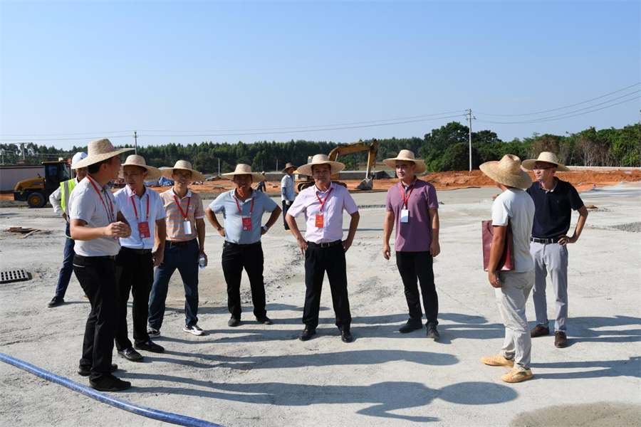 （人大代表們視察下六振興文化廣場建設(shè)項目）.jpg