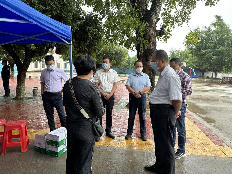 3樂民鎮(zhèn)黨委書記譚彤煜，黨委副書記、鎮(zhèn)長陳秋強到核酸檢測現(xiàn)場指導工作.jpg