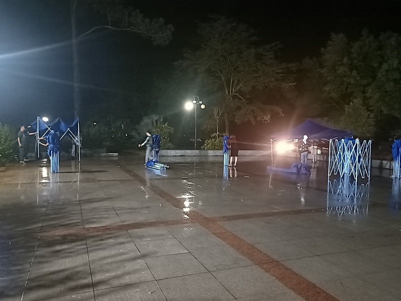 4連夜搭建核酸采樣點雨棚.jpg