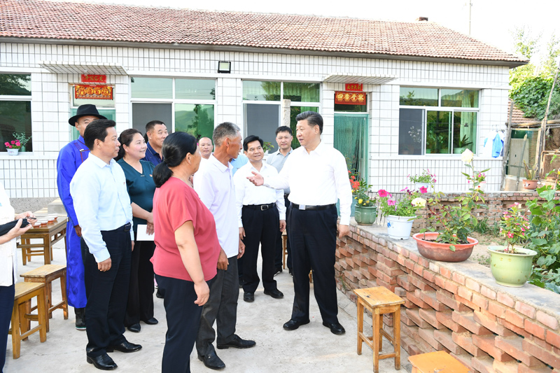 7月15日至16日，中共中央總書記、國家主席、中央軍委主席習(xí)近平在內(nèi)蒙古考察并指導(dǎo)開展“不忘初心、牢記使命”主題教育。這是15日下午，習(xí)近平在赤峰市喀喇沁旗河南街道馬鞍山村村民張國利家，同基層干部群眾代表親切交流。