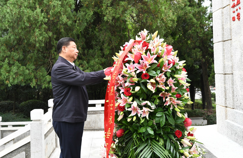 　　9月16日至18日，中共中央總書記、國家主席、中央軍委主席習(xí)近平在河南考察。這是16日下午，習(xí)近平來到位于信陽市新縣的鄂豫皖蘇區(qū)首府烈士陵園，瞻仰革命烈士紀(jì)念碑，向革命先烈敬獻(xiàn)花籃。 新華社記者 謝環(huán)馳 攝