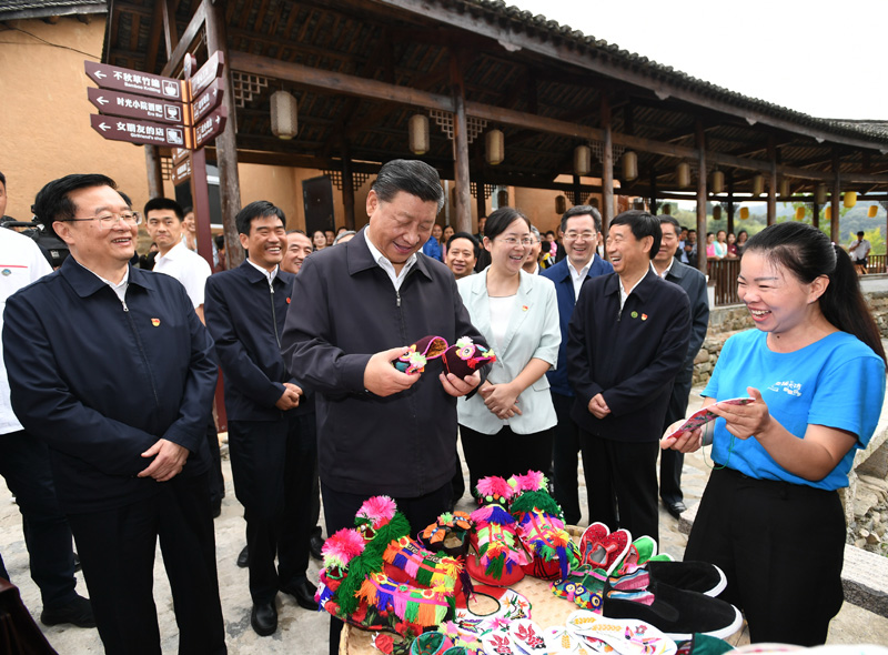 　　9月16日至18日，中共中央總書記、國家主席、中央軍委主席習(xí)近平在河南考察。這是16日下午，習(xí)近平在信陽市新縣田鋪鄉(xiāng)田鋪大塆考察調(diào)研。 新華社記者 謝環(huán)馳 攝