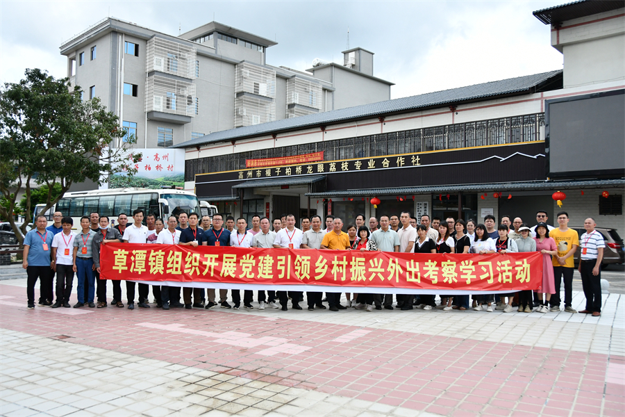 根子鎮(zhèn)柏橋村農(nóng)創(chuàng)園合影.JPG