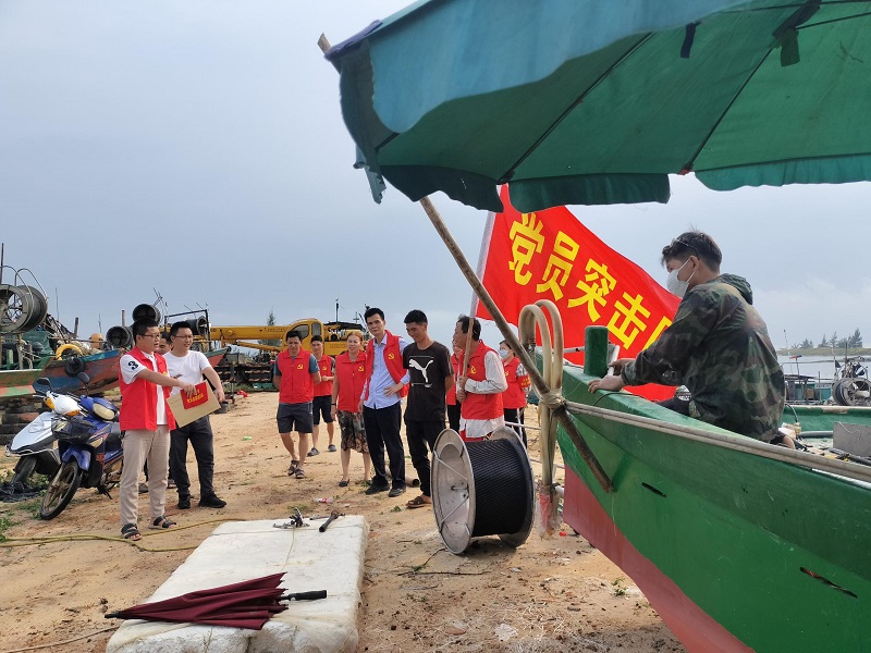 12 埠頭村臨時黨支部檢查漁船安置情況，勸導養(yǎng)殖戶離開危險地帶.jpg