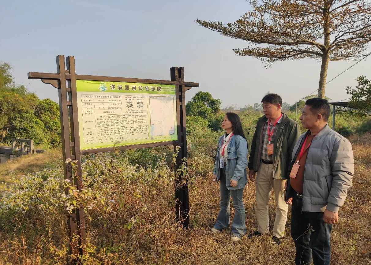 洋青鎮(zhèn)人大：人大代表巡河護(hù)河共促水美岸綠河清